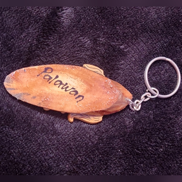 Cutesy Boyfriend Girlfriend Palawan Wooden Keychain - Picture 2 of 2